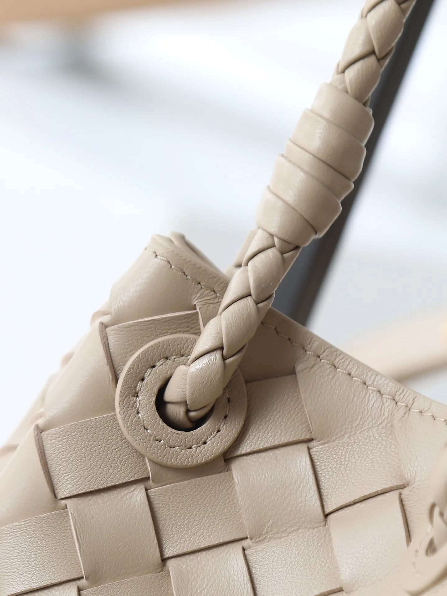 1300. BV's new intrecciato woven leather shoulder bag 🪂 835921 comes with a detachable diagonal shoulder strap and comes with a mini bag inside. The appearance retains the unique design of BV woven leather. The parachute bag is a bag that makes people fall in love before seeing the real thing. The small golden knot embellishment is full of simple and high-end sense to meet your needs in different occasions. Size: 29.5X18.5X17.5cm